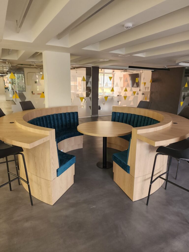 Mobiliario corporativo fabricado por Proyectos Madera Viva